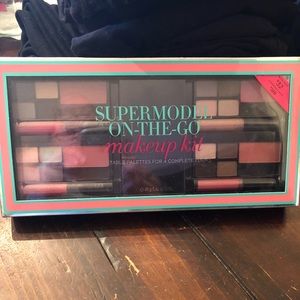 VICTORIA SECRET SUPERMODEL MAKEUP KIT ON THE GO